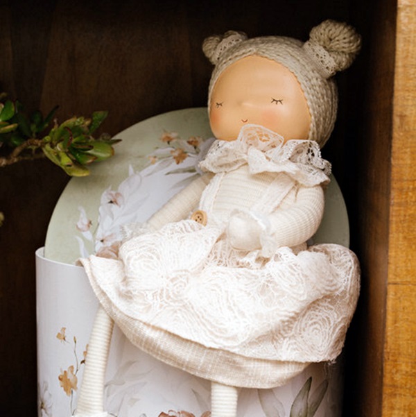 Boneca Sentada (em Tecido - 51cm)